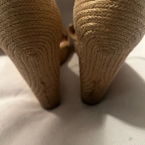 Gucci Gold Wedge Shoes for Elegant Occasions - Picture 2 of 10